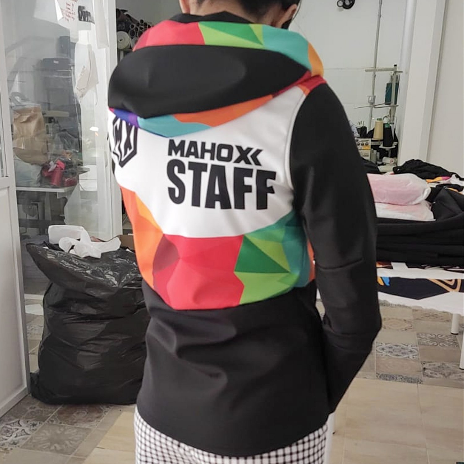 Chaqueta hidrófuga cortaviento con diseño exclusivo