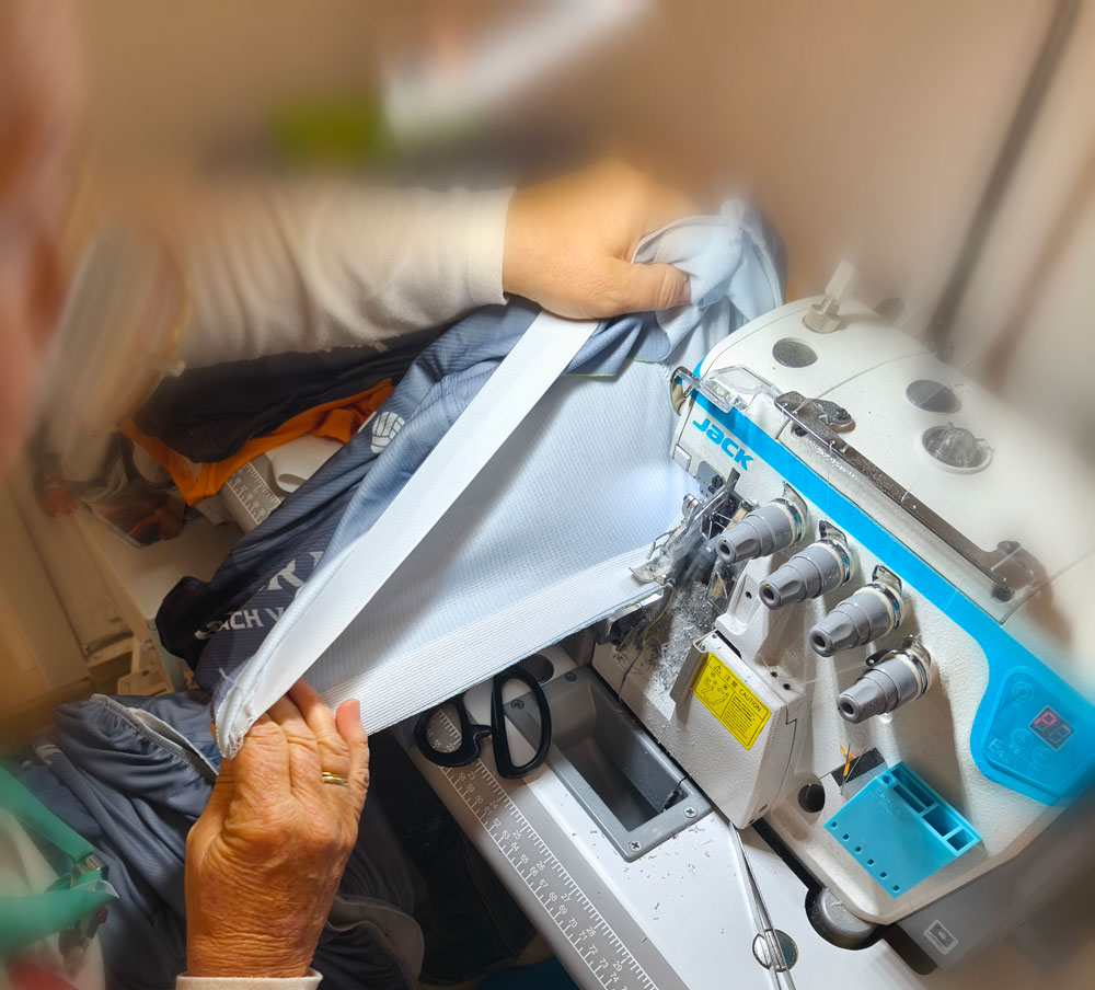 Confección con máquina remalladora de una prenda deportiva