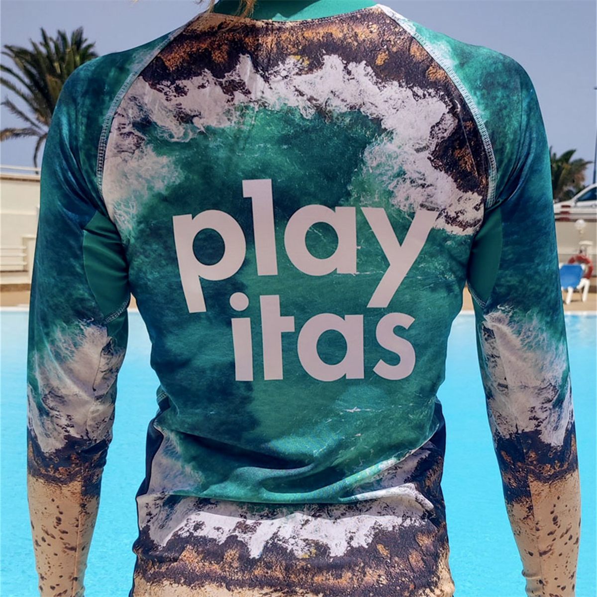 Licra de surf con protección solar de diseño propio, de espaldas en la playa