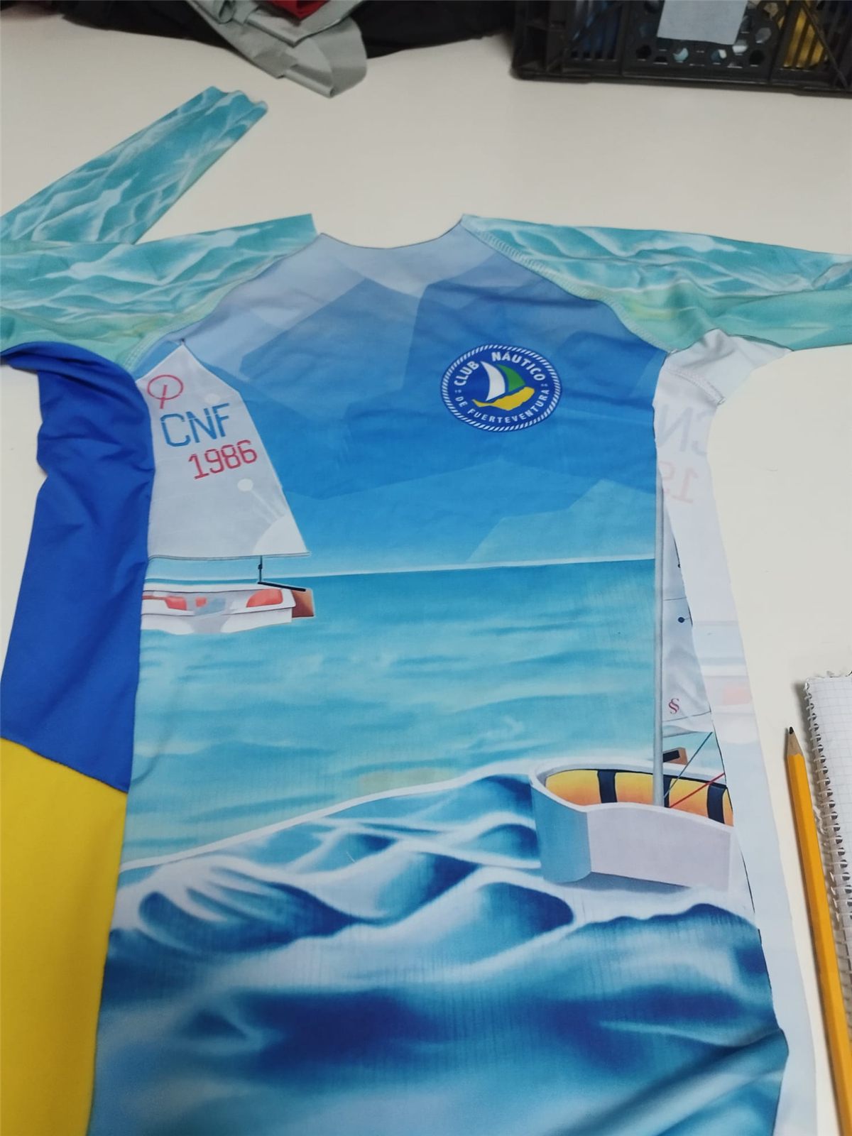 Detalle de camiseta técnica náutica con cuello cisne